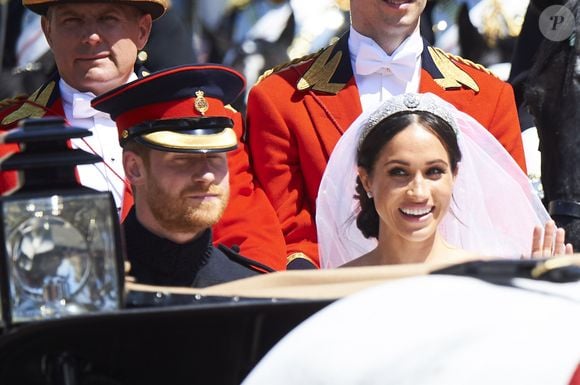 Le prince Harry, duc de Sussex, et Meghan Markle, duchesse de Sussex, en calèche à la sortie du château de Windsor après leur mariage le 19 mai 2018 (Zuma Press / Bestimage).