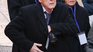 Nicolas-Jacques Charrier, le fils de Brigitte Bardot, épaulé par son épouse norvégienne Anne-Line Bjerkan à l'église