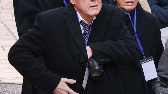 Nicolas-Jacques Charrier, le fils de Brigitte Bardot, épaulé par son épouse norvégienne Anne-Line Bjerkan à l'église