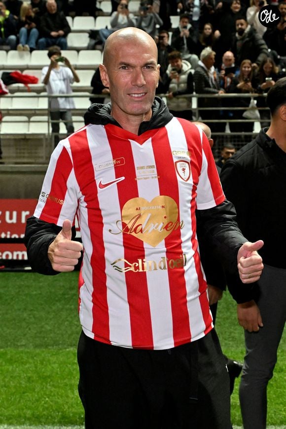 Zinedine Zidane durant la première édition du « match des légendes » opposant l'équipe des Légendes, les anciens de Cannes, à l'équipe des Etoiles avec pour capitaine Didier Deschamps, au stade Pierre de Coubertin à Cannes, le 30 octobre 2025. 

© Bruno Bebert / Dominique Jacovides / Bestimage