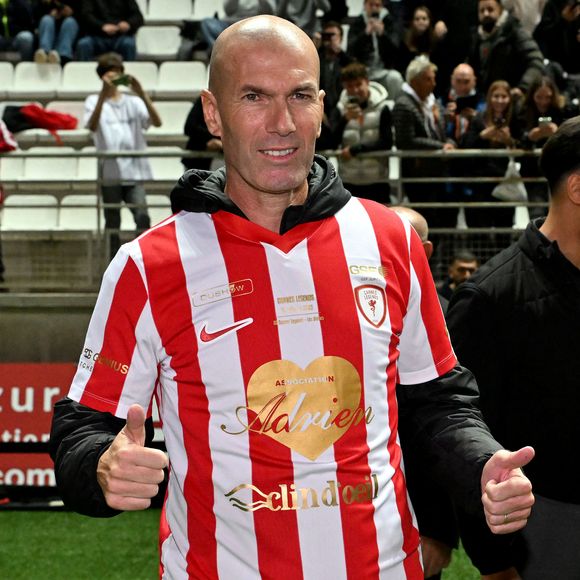 Zinedine Zidane durant la première édition du « match des légendes » opposant l'équipe des Légendes, les anciens de Cannes, à l'équipe des Etoiles avec pour capitaine Didier Deschamps, au stade Pierre de Coubertin à Cannes, le 30 octobre 2025. 

© Bruno Bebert / Dominique Jacovides / Bestimage