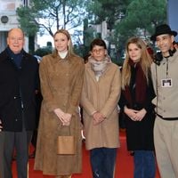 Charlene de Monaco laisse pousser ses cheveux et les laisse détachés pour une soirée féérique avec son mari Albert et sa belle-soeur Stéphanie