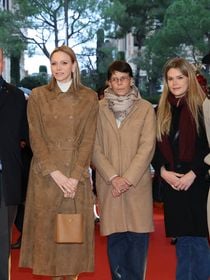 Charlene de Monaco laisse pousser ses cheveux et les laisse détachés pour une soirée féérique avec son mari Albert et sa belle-soeur Stéphanie