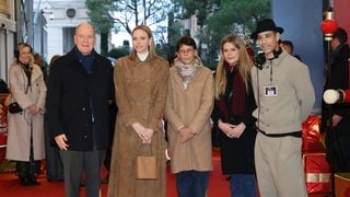 Charlene de Monaco laisse pousser ses cheveux et les laisse détachés pour une soirée féérique avec son mari Albert et sa belle-soeur Stéphanie