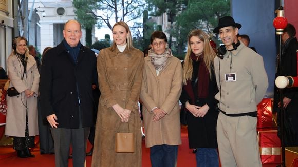 Charlene de Monaco laisse pousser ses cheveux et les laisse détachés pour une soirée féérique avec son mari Albert et sa belle-soeur Stéphanie