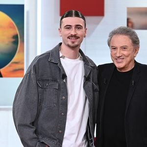 Exclusif - Pierre Garnier et Michel Drucker lors de l'enregistrement de l'émission "Vivement dimanche" au studio Rive Gauche, à Paris, France, le 11 décembre 2024, présentée par M. Drucker et Diffusée sur France 3 le 30 mars 2025. © Guillaume Gaffiot/Bestimage