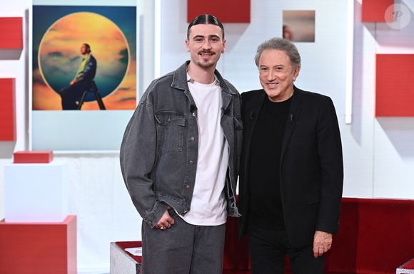 Exclusif - Pierre Garnier et Michel Drucker lors de l'enregistrement de l'émission "Vivement dimanche" au studio Rive Gauche, à Paris, France, le 11 décembre 2024, présentée par M. Drucker et Diffusée sur France 3 le 30 mars 2025. © Guillaume Gaffiot/Bestimage