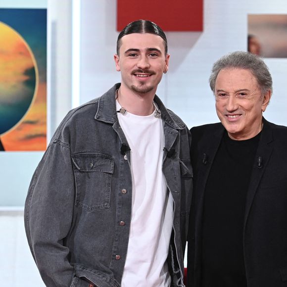 Exclusif - Pierre Garnier et Michel Drucker lors de l'enregistrement de l'émission "Vivement dimanche" au studio Rive Gauche, à Paris, France, le 11 décembre 2024, présentée par M. Drucker et Diffusée sur France 3 le 30 mars 2025. © Guillaume Gaffiot/Bestimage