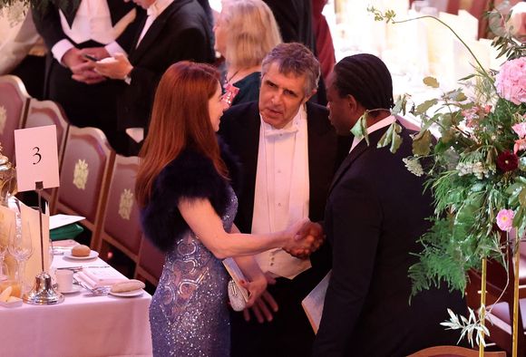 Julien Clerc et sa compagne Hélène Grémillon lors d’un banquet d’état à Guildhall, Londres le 9 juillet 2025. Le couple présidentiel français est en voyage officiel au Royaume Uni pour trois jours.

© Dominique Jacovides / Bestimage