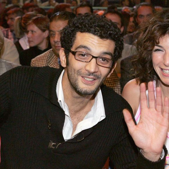 L'humoriste français Ramzy et son amie Anne de Petrini assistent au championnat du monde de boxe poids mouche (Brahim Asloum vs. Noel Arambulet) qui se tient au Palais Omnisport de Bercy à Paris, France, le 8 novembre 2004. Photo par Laurent Zabulon/ABACA.