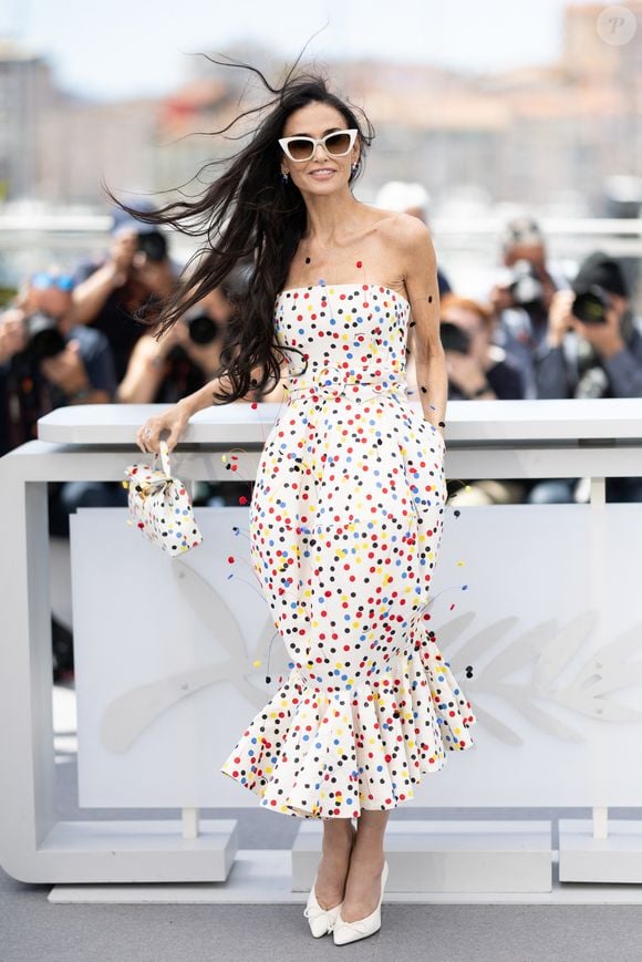 Quelques heures plus tôt, lors du photocall du jury, elle apparaissait déjà en Jacquemus dans une robe bustier à pois multicolores issue de la collection automne 2026 de la maison.

Demi Moore au photocall du jury lors du 79ème Festival International du Film de Cannes au Palais des Festivals à Cannes, France, le 12 mai 2026. © Javovides-Moreau/Bestimage