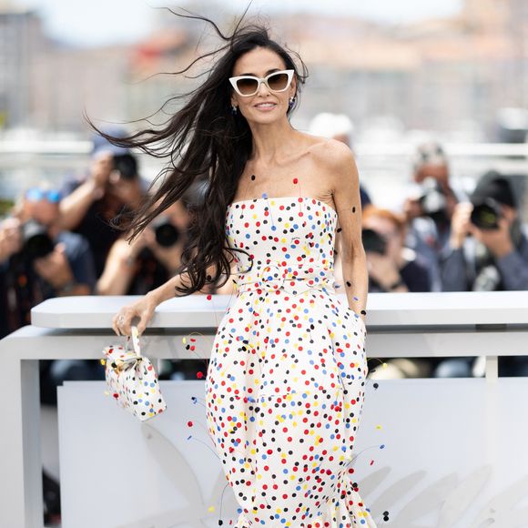 Quelques heures plus tôt, lors du photocall du jury, elle apparaissait déjà en Jacquemus dans une robe bustier à pois multicolores issue de la collection automne 2026 de la maison.

Demi Moore au photocall du jury lors du 79ème Festival International du Film de Cannes au Palais des Festivals à Cannes, France, le 12 mai 2026. © Javovides-Moreau/Bestimage