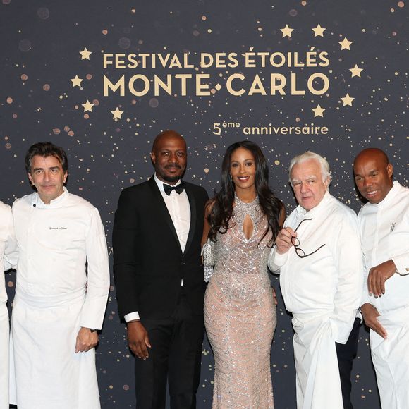 Entre avril et novembre, de grands chefs renommés ont concocté des plats signatures lors de dîners proposés dans les hôtels et restaurants de la Société des Bains de Mer (SBM), le resort le plus étoilé d’Europe avec 7 étoiles au Guide Michelin. 

Harry Roselmack et son épouse en compagnie des Chefs du Groupe Société des Bains de Mer de Monte-Carlo Cédric Grolet, Dominique Lory, Yannick Alleno, Alain Ducasse et Marcel Ravin, lors du Festival des Etoilés Monte-Carlo 2025 au Sporting de Monte-Carlo à Monaco, le 29 novembre 2025. Photo by Jean-Charles Vinaj/ABACAPRESS.COM