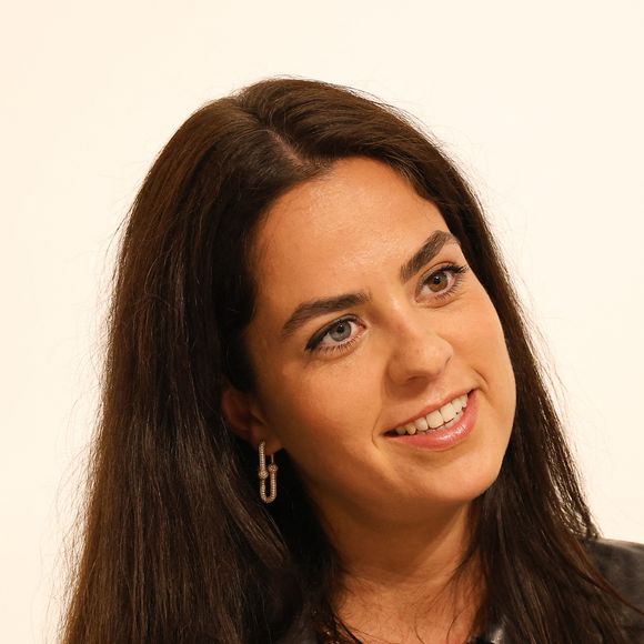 Les polos sont vendus entre 49 et 57 euros, les jupes autour de 40 euros et les accessoires à partir de 8 euros.

Anouchka Delon lors de la conférence de presse pour la vente de la collection Alain Delon chez Bonhams Cornette de Saint Cyr à Paris le 19 juin 2023.

© Coadic Guirec/Bestimage