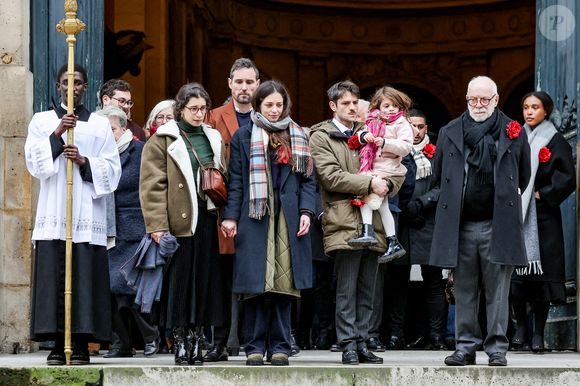 Pia Laborde et Gabrièle Laborde, les filles de C.Laborde, Thomas Stern, le mari de la défunte - Sortie des obsèques de Catherine Laborde en l’église Saint-Roch à Paris, le 6 février 2025. Décédée le 28 janvier 2025 à l'âge de 73 ans, l'ancienne présentatrice météo de TF1 (1988 - 2017) était atteinte de la maladie neurodégénérative à corps de Lewy. 
© Jacovides - Moreau / Bestimage