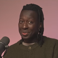 Il a 4 fois plus de produits que sa femme ! Mory Sacko détaille sa skin care à rallonge