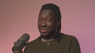 Il a 4 fois plus de produits que sa femme ! Mory Sacko détaille sa skin care à rallonge