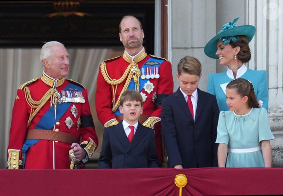 Le roi Charles III d'Angleterre le prince William, prince de Galles, Le prince Louis de Galles, Le prince George de Galles, Catherine (Kate) Middleton, princesse de Galles, La princesse Charlotte de Galles - Les membres de la famille royale britannique au balcon de Buckingham Palace lors de la cérémonie Trooping the Colour à Londres, le 14 juin 2025.  © Jams Whatling / Bestimage