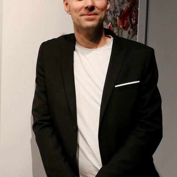 En couple avec l'artiste Matthieu Gasser, un ami d'enfance connu également sous le nom de Matthieu Graffensttaden,

Exclusif - L'artiste Matthieu Gasser, compagnon de Laurence Auzière, la fille aînée de Brigitte Macron,  expose quelques toiles de ces célèbres cellules colorées au MMA, Musée Mer Marine de Bordeaux, France, le 25 mars 2023. © Patrick Bernard/Bestimage