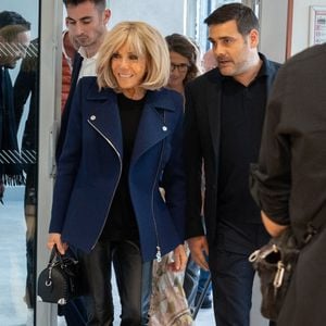 Brigitte Macron et Matthieu Lartot, journaliste et commentateur sportif, fondateur de l'association « La Piste » au sein de l'association « Debout En Bouts ». 30 personnes amputées portant des prothèses défilent sur le court Philippe-Chatrier du stade de Roland-Garros le 8 octobre 2025 à Paris, en France. Photo de Nasser Berzane/ABACAPRESS.COM