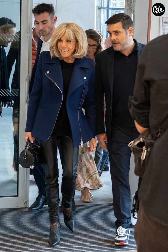 Brigitte Macron et Matthieu Lartot, journaliste et commentateur sportif, fondateur de l'association « La Piste » au sein de l'association « Debout En Bouts ». 30 personnes amputées portant des prothèses défilent sur le court Philippe-Chatrier du stade de Roland-Garros le 8 octobre 2025 à Paris, en France. Photo de Nasser Berzane/ABACAPRESS.COM