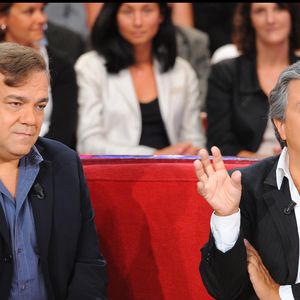 En 2009, ils partagent la scène pour la pièce de théâtre "La cage aux folles". Didier Bourdon confie à Paris Match : "Il y a eu des petites frictions pendant les répétitions. On ne se connaissait pas"

Didier Bourdon et Christian Clavier à Vivement Dimanche. © Guillaume Gaffiot/Bestimage