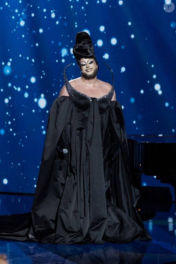 La Big Bertha pour les surprises lors de l'enregistrement de l'émission "La Boîte à secrets", présentée par Faustine Bollaert et diffusée le 17 octobre sur France 3, dans les studios du Lendit à Saint-Denis, France, le 23 septembre 2025. © Cyril Moreau/Bestimage