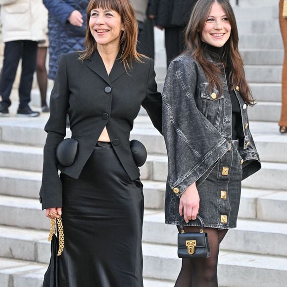 Sophie Marceau, Juliette Lemley arrivant au défilé Schiaparelli lors de la Fashion Week Haute Couture à Paris, France, le 26 janvier 2026. Photo Julien Reynaud/Aps-Medias/Abaca
