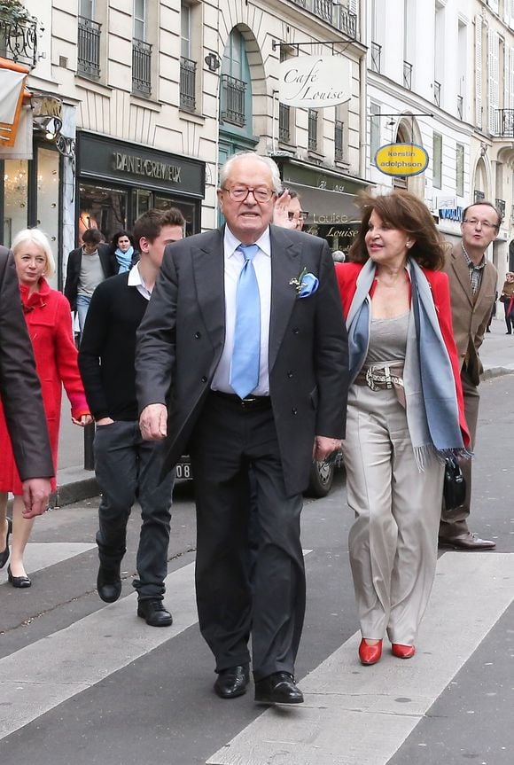 Exclusif - Jean-Marie Le Pen, sa femme Jany et leurs petits enfants sont alles dejeuner a la brasserie Lipp apres le defile du 1er mai.