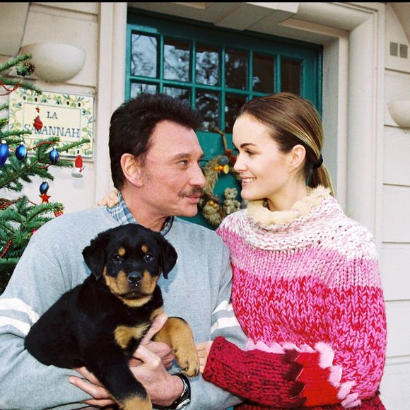 Exclusif - Archives - Johnny Hallyday et sa femme Laeticia avec leur chien devant leur villa Savannah de Marnes-la-Coquette
DANIEL ANGELI / BESTIMAGE