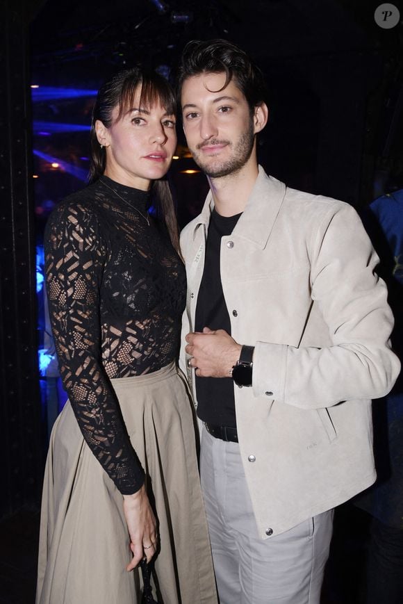Pierre Niney et Natasha Andrews sont fous amoureux et forment l’un des couples les plus solides du cinéma français. Exclusif - Pierre Niney et sa femme Natasha Andrews - After party du film Mascarade au club privé NO.PI à Paris. © Rachid Bellak / Bestimage