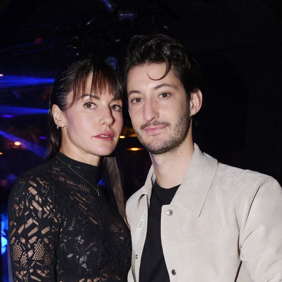 Pierre Niney et Natasha Andrews sont fous amoureux et forment l’un des couples les plus solides du cinéma français.

Exclusif - Pierre Niney et sa femme Natasha Andrews - After party du film Mascarade au club privé NO.PI à Paris. 

© Rachid Bellak / Bestimage
