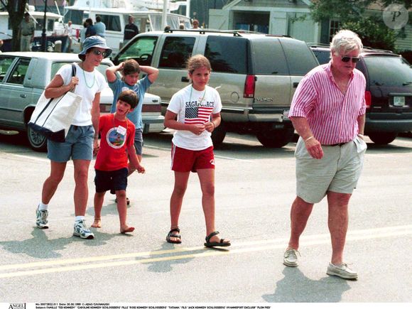 La malédiction s'abat de nouveau sur les Kennedy.

Ted, Caroline, Rose, Tatiana, Jake Kennedy le 30 août 1999. AGENCE / BESTIMAGE