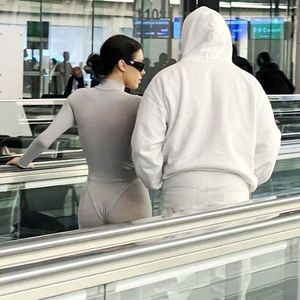 Kanye West et Bianca Censori à l'aéroport Haneda à Tokyo, au Japon, en route pour Los Angeles, le 30 janvier 2025. 

Photo : Backgrid USA / Bestimage