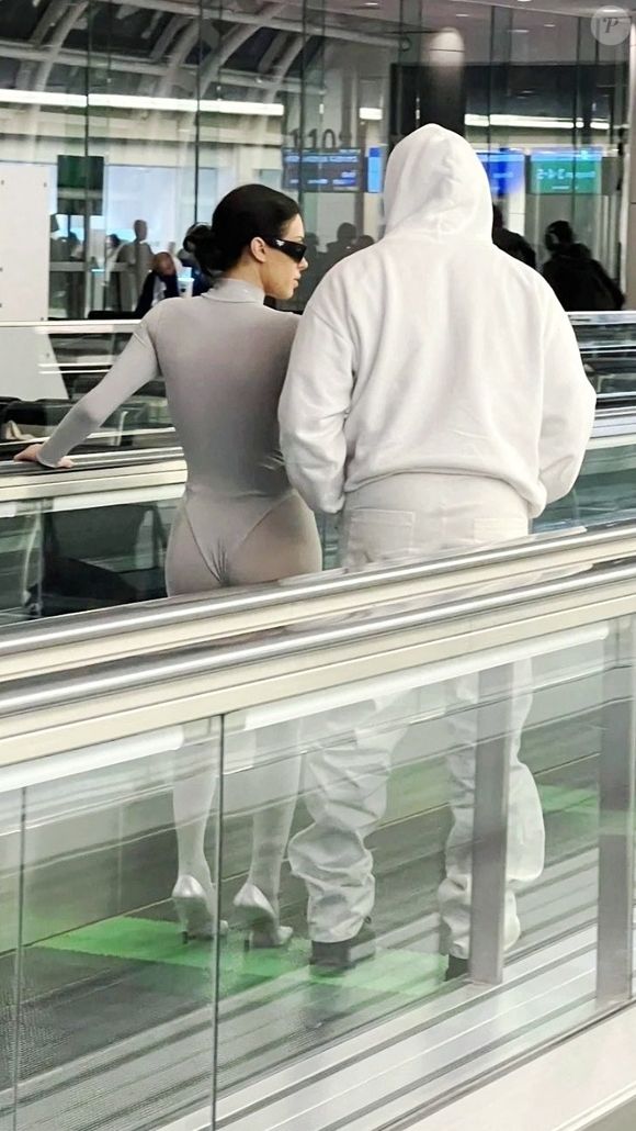 Kanye West et Bianca Censori à l'aéroport Haneda à Tokyo, au Japon, en route pour Los Angeles, le 30 janvier 2025. 

Photo : Backgrid USA / Bestimage