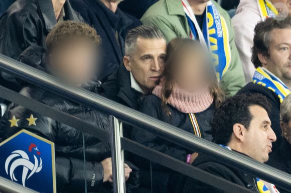 Guillaume Canet et ses enfants Marcel et Louise dans les tribunes du match de qualification de la Coupe du monde 2026 entre la France contre l'Ukraine (4-0) au Parc des Princes à Paris le 13 novembre 2025. © Cyril moreau/Bestimage