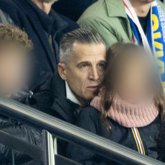 Guillaume Canet et ses enfants Marcel et Louise dans les tribunes du match de qualification de la Coupe du monde 2026 entre la France contre l'Ukraine (4-0) au Parc des Princes à Paris le 13 novembre 2025. © Cyril moreau/Bestimage