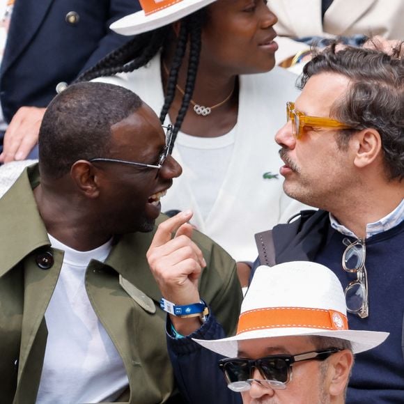 Laurent Lafitte et Omar Sy en tribunes lors des Internationaux de France de Tennis de Roland Garros 2025, à Paris, France, le 7 juin 2025. © Cyril Moreau/Bestimage