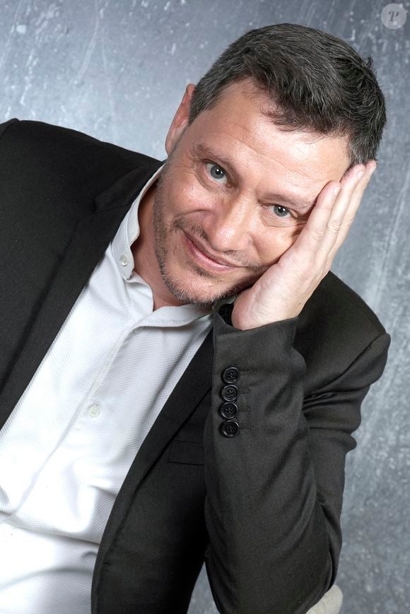 Cette transmission s’accompagne également d’un véritable goût pour la scène et les arts. 

Exclusif - Portrait de Jonathan Dassin lors de l'enregistrement de l'émission "Chez Jordan de Luxe" à Paris. Le 21 octobre 2024
© Cédric Perrin / Bestimage

|Exclusif - Portraits de Jonathan Dassin lors de l'enregistrement de l'émission "Chez Jordan de Luxe" à Paris