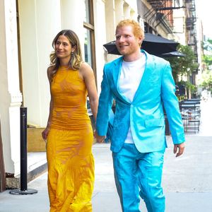 Les deux se connaissaient pourtant depuis l’âge de 11 ans, lorsqu’ils fréquentaient la même école dans le Suffolk.
Ed Sheeran et Cherry Seaborn à New York. Photo par Backgrid USA / Bestimage