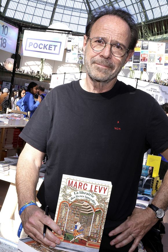 La maison possède le charme new-yorkais avec ses grandes fenêtres et sa lumière unique. 

Marc Levy - Festival du Livre de Paris 2025 au Grand Palais à Paris le 11 avril 2025.
© Cédric Perrin / Bestimage