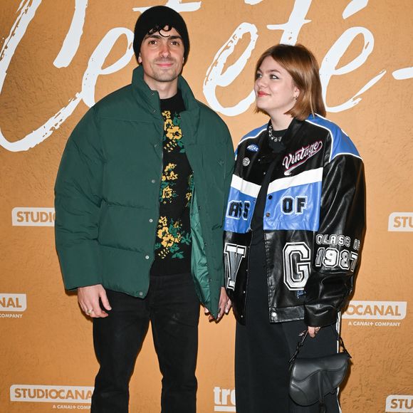 Florian Rossi et sa compagne Louane Emera - Avant-première du film "Cet été-là" au cinéma Pathé Wepler à Paris le 3 janvier 2022. © Coadic Guirec/Bestimage