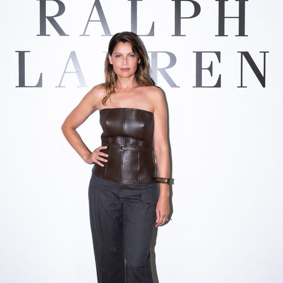 Il faut dire que l'actrice mène de front une vie professionnelle riche et une vie de famille épanouie.

Laetitia Casta au défile Ralph Lauren Été 2027, à New York, le 10 septembre 2026. 

© Bestimage