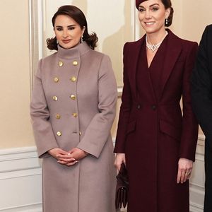La princesse de Galles (à droite) salue Sheikha Jawaher, l'épouse de l'émir du Qatar Sheikh Tamim bin Hamad Al Thani, à Londres, au nom du roi, avant la cérémonie d'accueil à Horse Guards Parade, à l'occasion de leur visite d'État au Royaume-Uni. Date de la photo : mardi 3 décembre 2024.