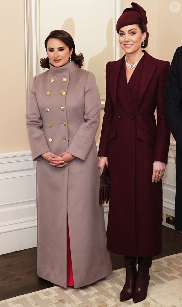 La princesse de Galles (à droite) salue Sheikha Jawaher, l'épouse de l'émir du Qatar Sheikh Tamim bin Hamad Al Thani, à Londres, au nom du roi, avant la cérémonie d'accueil à Horse Guards Parade, à l'occasion de leur visite d'État au Royaume-Uni. Date de la photo : mardi 3 décembre 2024.