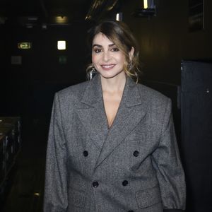 "En gros, ta thyroïde (petite glande d'environ 5 cm de diamètre qui est située sous la peau du cou) fait de toi un truc un peu tout mou. C'est une maladie qui est auto-immune, donc je m'attaque moi-même."

Exclusif - Julie Zenatti en backstage du concert solidaire pour les enfants de la guerre "Ensemble à l'Olympia" à Paris présenté par EliseCare le 10 février 2025.
© Jack Tribeca / Pierre Perusseau / Bestimage