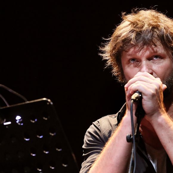 Dans un communiqué qui a été envoyé ce mardi 15 avril, le groupe a confirmé que les chansons de Bertrand Cantat continueraient de ne plus être diffusées sur leurs antennes.

Exclusif - Bertrand Cantat (ex-membre du groupe "Noir Désir" et actuel membre du groupe "Détroit") fait une pause dans sa carrière musicale et se lance dans une tournée de lecture de textes poétiques avec deux musiciens autour de lui. Cenon, le 22 septembre 2016.
© Patrick Bernard/ Bestimage