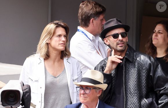 Amélie Mauresmo et l'artiste JR dans les tribunes lors des Internationaux de France de Tennis de Roland Garros 2025. Paris, le 1er Juin 2025. © Dominique Jacovides/Bestimage