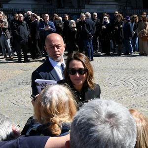 Laura Smet - Sorties des obsèques de Nathalie Baye en l'église Saint-Sulpice à Paris le 24 avril 2026. © Lionel Urman / Bestimage