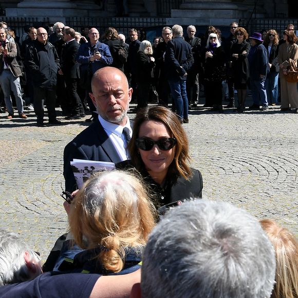Laura Smet - Sorties des obsèques de Nathalie Baye en l'église Saint-Sulpice à Paris le 24 avril 2026. © Lionel Urman / Bestimage